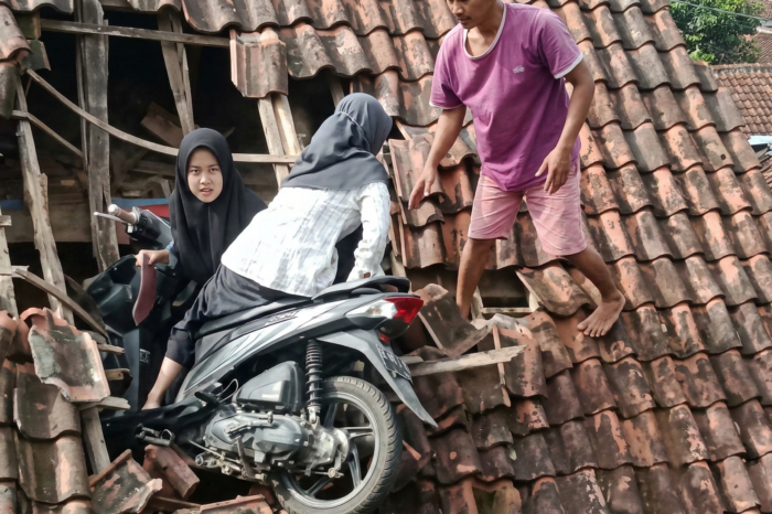 Skill Dewa! Viral Video Emak-emak Parkir Motor Matic di Atas Genteng, Netizen: Ilmu Kebal Gravitasi?