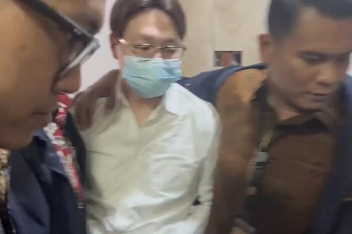 Sembunyikan Tangan Terborgol di Balik Kemeja, Dokter Richard Lee Resmi Ditahan Polda Metro Jaya Terkait Kasus dengan Doktif