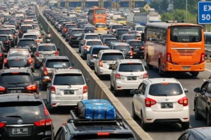 Arus Mudik Makin Gila: Stasiun Pasar Senen Sesak, Kendaraan di Tol MBZ Melonjak 121 Persen!