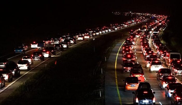 Puncak Arus Mudik Tembus Rekor: Tol Trans Jawa Macet Parah, Sistem One Way Diperpanjang