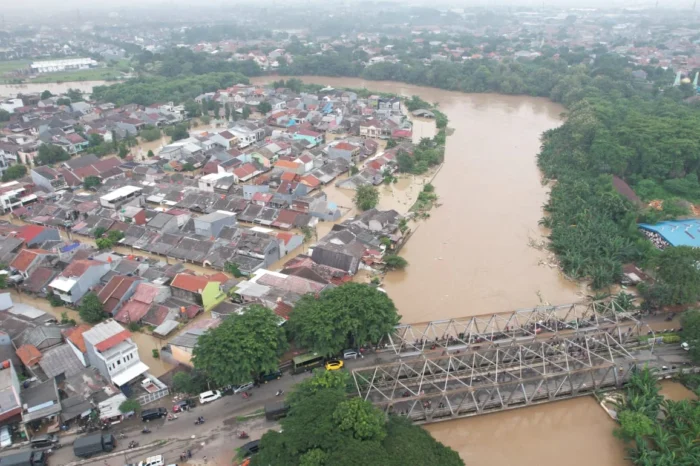 Jabodetabek Dikepung Banjir Parah: BNPB Gelar Operasi Modifikasi Cuaca Darurat untuk Tekan Curah Hujan