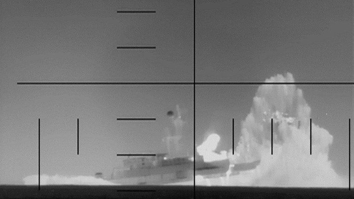 Tangkapan layar dari video yang dirilis AS menunjukkan momen serangan torpedo menghantam kapal perang Iran di Samudra Hindia