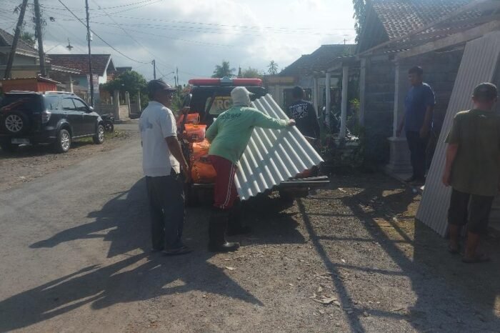 10 Rumah Warga Terima Bantuan BPBD Banyuwangi Akibat Rusak Ringan Akibat Puting Beliung | beritajatim.com
