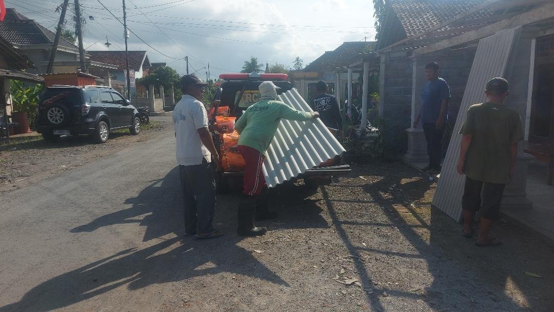 10 Rumah Warga Terima Bantuan BPBD Banyuwangi Akibat Rusak Ringan Akibat Puting Beliung | beritajatim.com