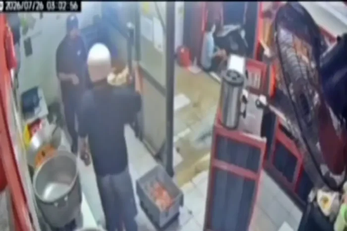 Panik Dikejar Sekelompok Orang, Pemuda di Sidoarjo Nekat Sembunyi di Plafon Outlet Ayam Geprek