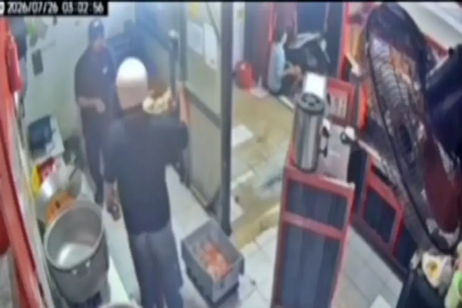 Viral! Dikejar Gerombolan, Pemuda Nekat Sembunyi di Plafon Outlet Ayam Geprek Sidoarjo | beritajatim.com