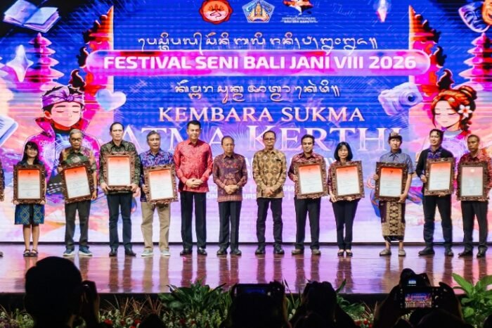 Puncak FSBJ VIII 2026: Gubernur Koster Anugerahkan Bali Jani Nugraha kepada 10 Tokoh Sastra dan Budaya