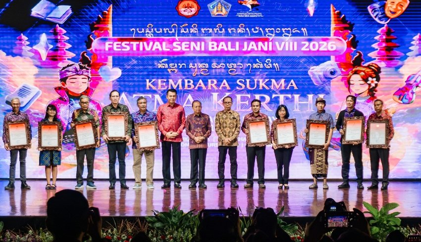 Gubernur Koster Serahkan Bali Jani Nugraha 2026 kepada 10 Tokoh Sastra dan Budaya