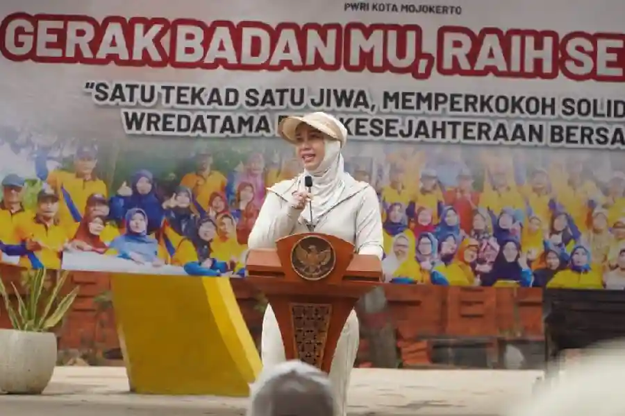 400 Peserta Meriahkan Jalan Sehat HUT ke-64 PWRI Kota Mojokerto, Ning Ita Ajak Lansia Tetap Aktif dan Produktif | beritajatim.com