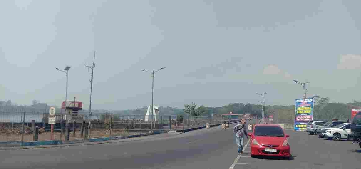 Portal Bendungan Lahor Blitar-Malang Dijebol Massa, Mobil Kembali Bisa Melintas | beritajatim.com